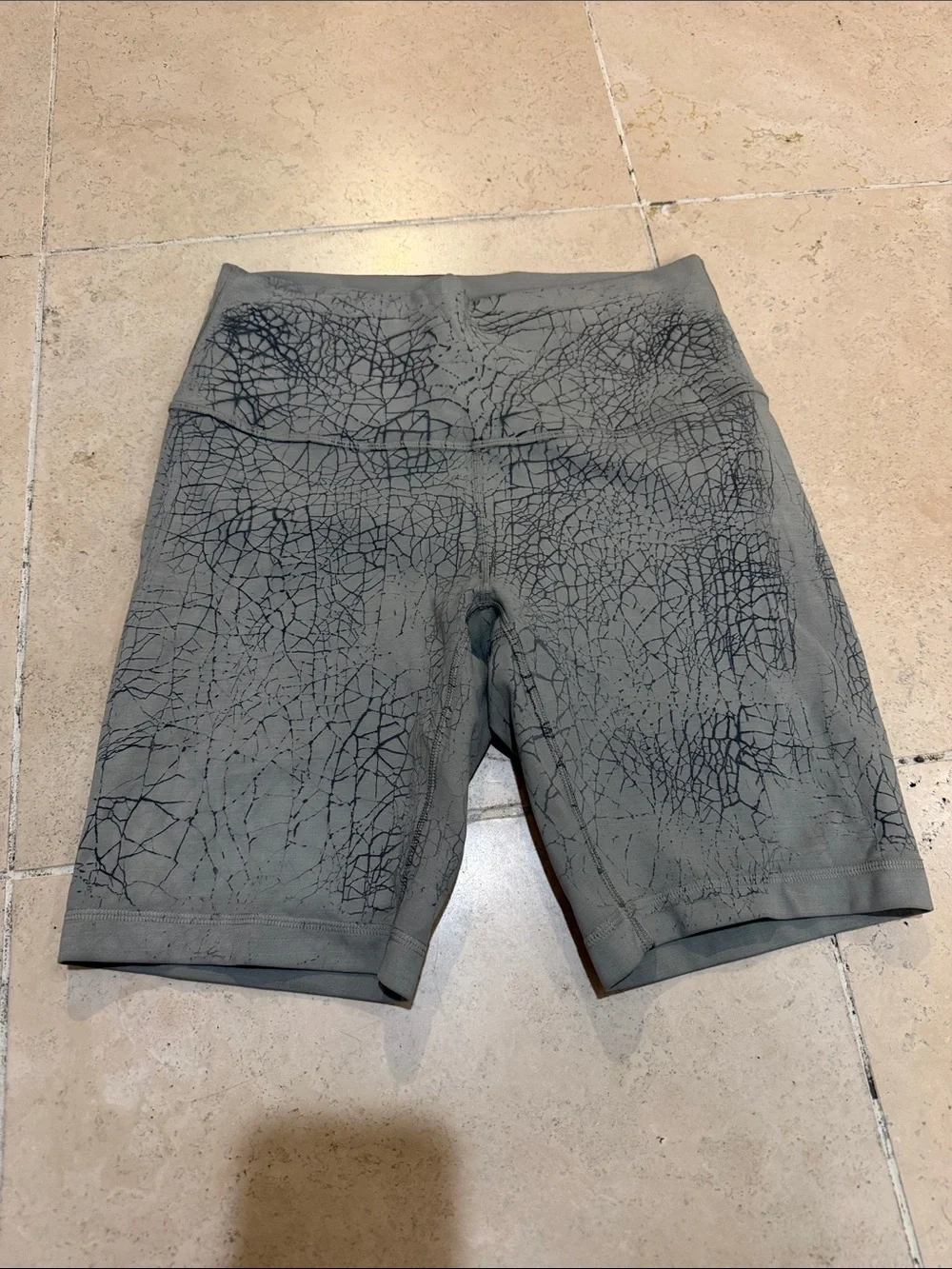 lululemon athletica Men's Crackle-Print Grey Athletic Biker Shorts
